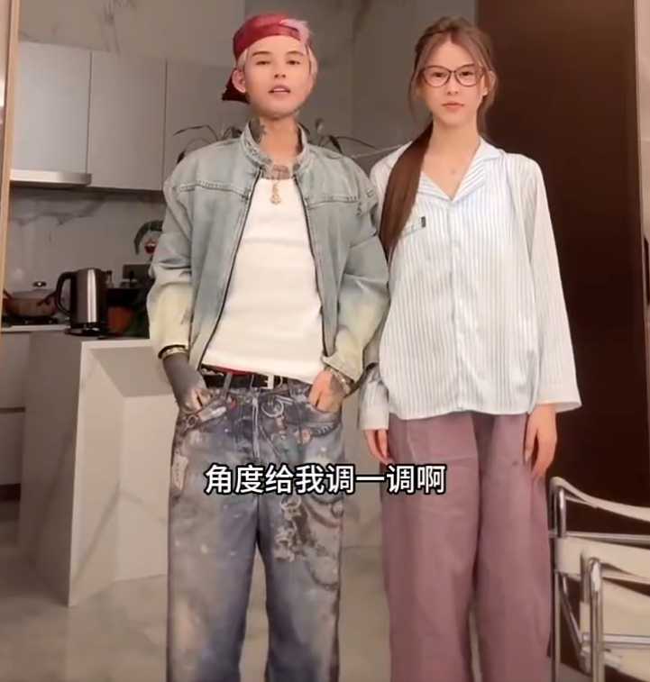 殷世航和女友傲娇美比身高?辛巴大度原谅猫妹妹?五一回归直播?(图5) 殷世航和女友傲娇美比身高?辛巴大度原谅猫妹妹?五一回归直播?(图5)