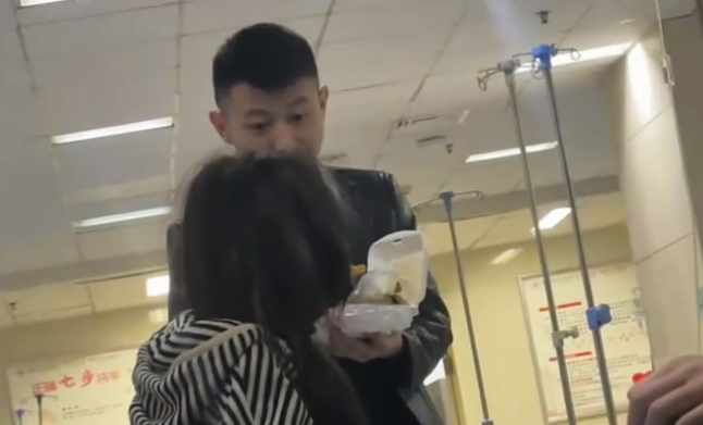 仙洋携绯闻女友公开亮相!骑摩托护花,沈曼立场还没站明白就进医院了?(图3) 仙洋携绯闻女友公开亮相!骑摩托护花,沈曼立场还没站明白就进医院了?(图3)