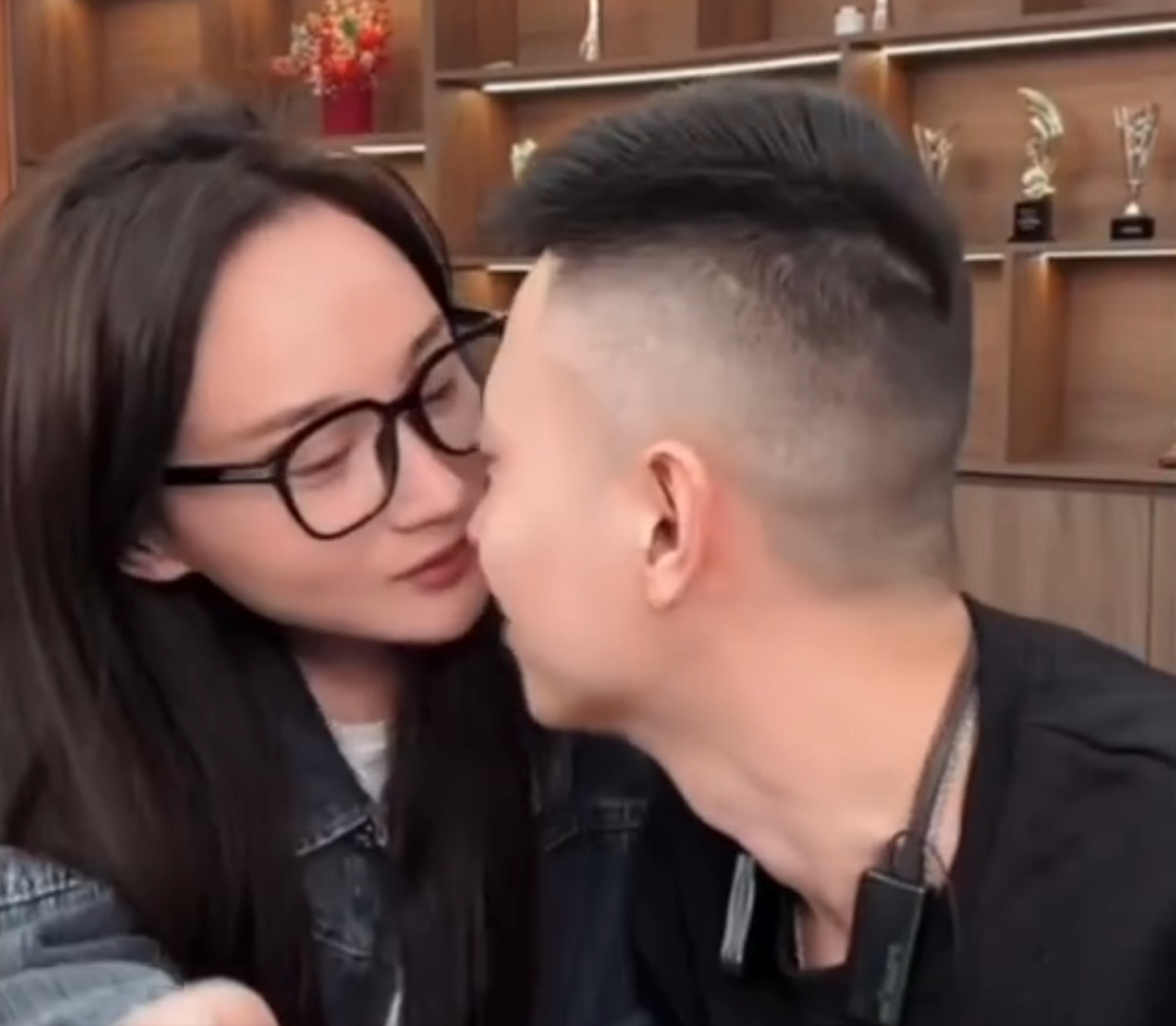仙洋携绯闻女友公开亮相!骑摩托护花,沈曼立场还没站明白就进医院了?(图4) 仙洋携绯闻女友公开亮相!骑摩托护花,沈曼立场还没站明白就进医院了?(图4)