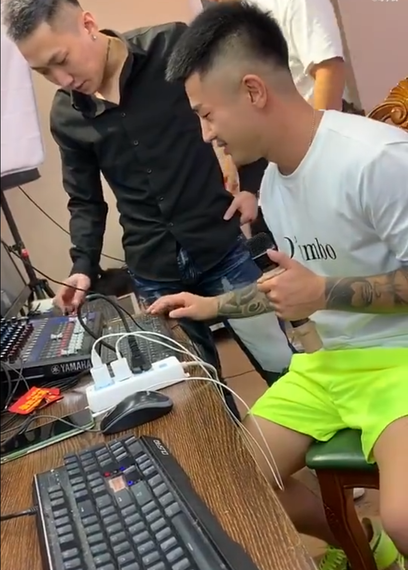 仙洋确定回归,三天内用吴迪账号直播!陈泽首秀回避出轨事件!(图4) 仙洋确定回归,三天内用吴迪账号直播!陈泽首秀回避出轨事件!(图4)