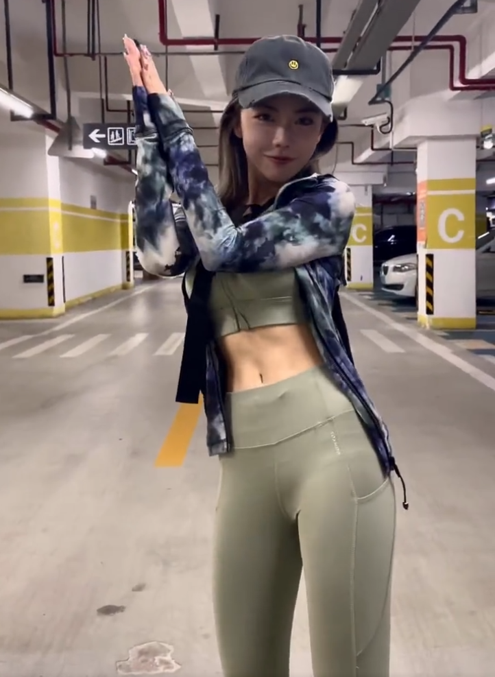 被粉丝嘲讽身材不行,女团出身的周淑怡不服,曾说陪大哥百万起步(图7) 被粉丝嘲讽身材不行,女团出身的周淑怡不服,曾说陪大哥百万起步(图7)