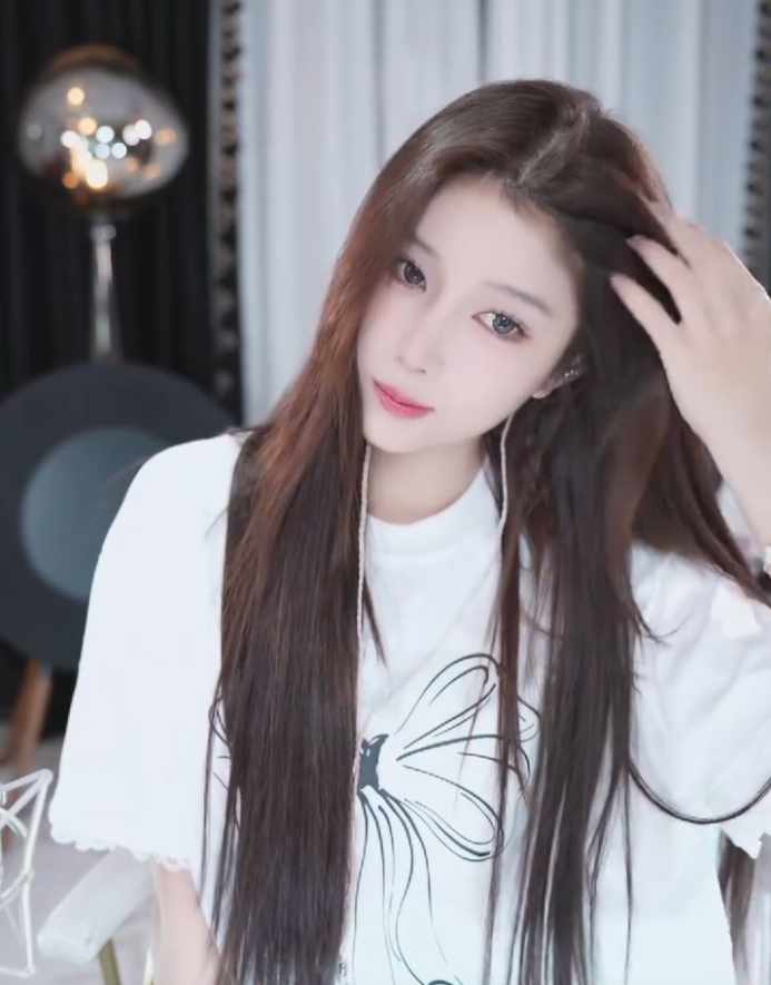 外面的女人那么好吗?萌七吐槽大哥流失,感慨直播不好做了(图1) 外面的女人那么好吗?萌七吐槽大哥流失,感慨直播不好做了(图1)