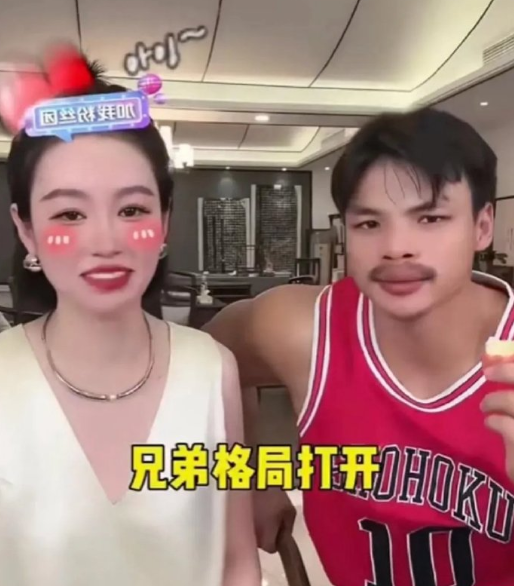 妖怪爆三只羊嘴哥结过婚还吵CP?辛巴账号后台7亿余额曝光(图4) 妖怪爆三只羊嘴哥结过婚还吵CP?辛巴账号后台7亿余额曝光(图4)