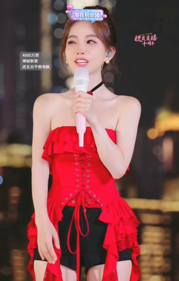 冯提莫直播十周年庆,感动落泪会一直唱下去,她都红了这么久了?(图8) 冯提莫直播十周年庆,感动落泪会一直唱下去,她都红了这么久了?(图8)