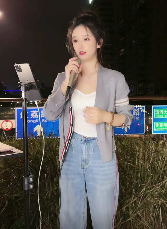 直播5年能买2000万豪宅?女主播自曝“大哥”经济,谁在消费买单(图6) 直播5年能买2000万豪宅?女主播自曝“大哥”经济,谁在消费买单(图6)