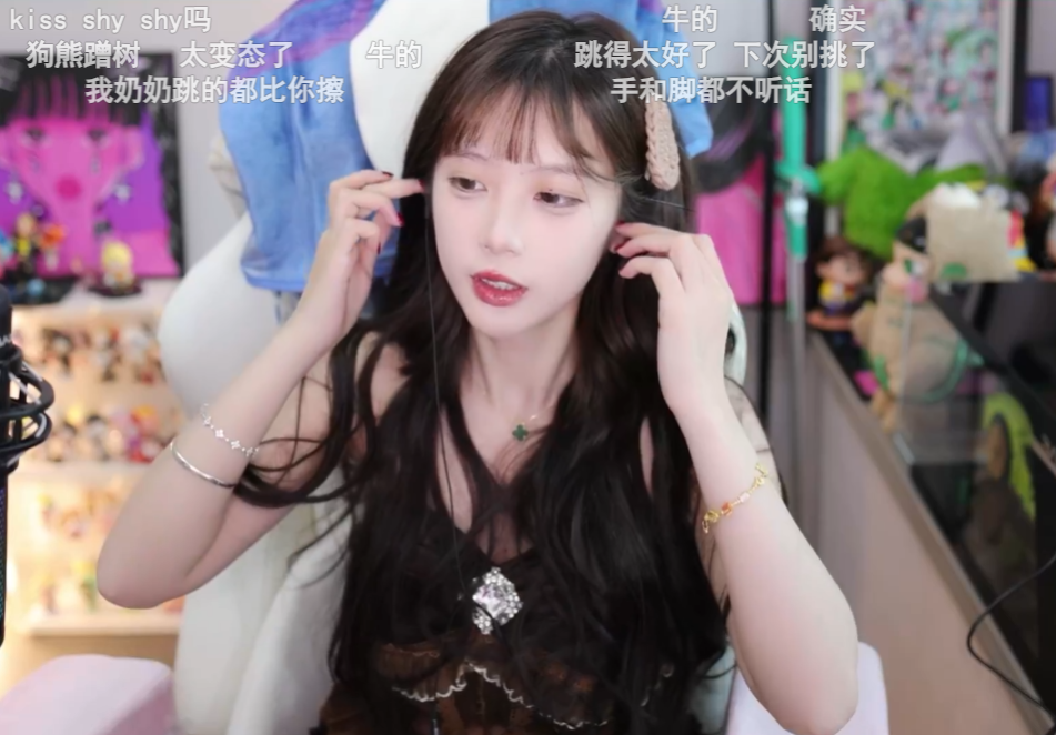 女主播搞“擦边”翻车,实力不够就别硬撑,粉丝:超管都懒得警告(图7) 女主播搞“擦边”翻车,实力不够就别硬撑,粉丝:超管都懒得警告(图7)