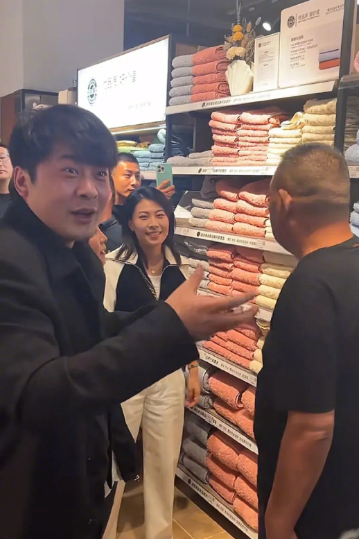 辛巴造访胖东来,是噱头还是真开超市?东北雨姐称先行全额退款(图1) 辛巴造访胖东来,是噱头还是真开超市?东北雨姐称先行全额退款(图1)