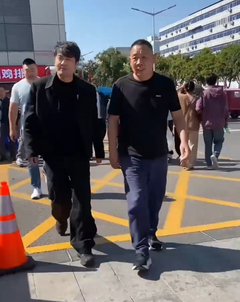辛巴造访胖东来,是噱头还是真开超市?东北雨姐称先行全额退款(图3) 辛巴造访胖东来,是噱头还是真开超市?东北雨姐称先行全额退款(图3)