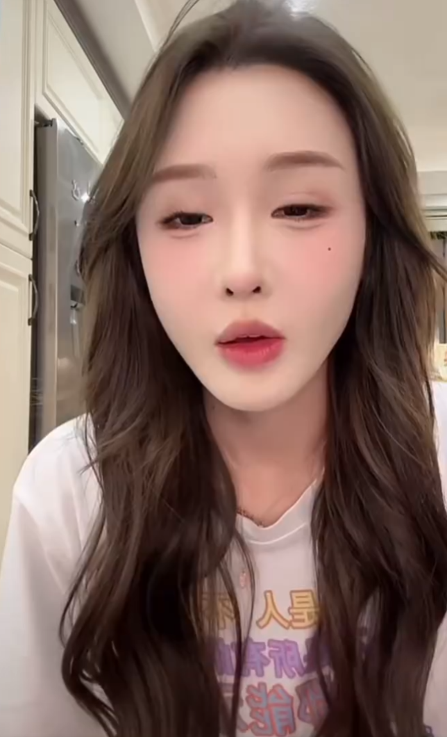 全都是摆拍,东北雨姐上央视20分钟!大美辟谣满背文身花8万?(图6) 全都是摆拍,东北雨姐上央视20分钟!大美辟谣满背文身花8万?(图6)