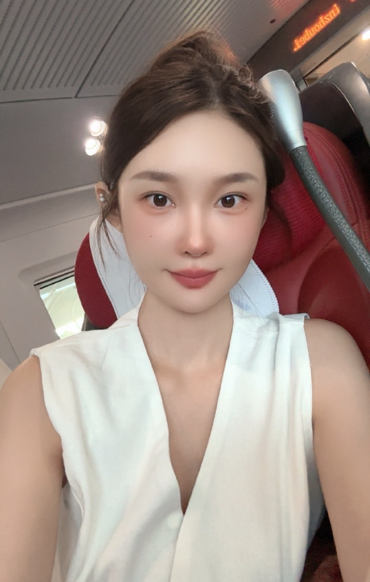 陈静莹半月赚50多万,给儿子挣一年学费?杜子建:大小杨哥很难翻身了!(图1) 陈静莹半月赚50多万,给儿子挣一年学费?杜子建:大小杨哥很难翻身了!(图1)