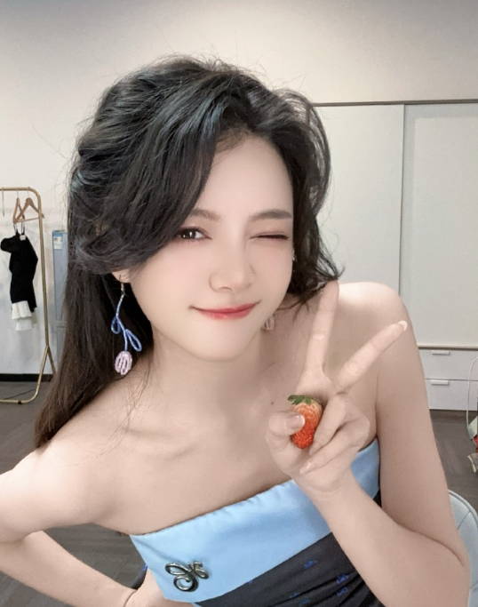 美女主播遭外网克隆,假冒其账号卖衣服,贩卖AI换脸资源(图1) 美女主播遭外网克隆,假冒其账号卖衣服,贩卖AI换脸资源(图1)