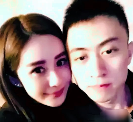 “亲嘴事件”过不去,二子爷老婆泪洒专场!秦奋现身韦雪直播间豪刷(图6) “亲嘴事件”过不去,二子爷老婆泪洒专场!秦奋现身韦雪直播间豪刷(图6)