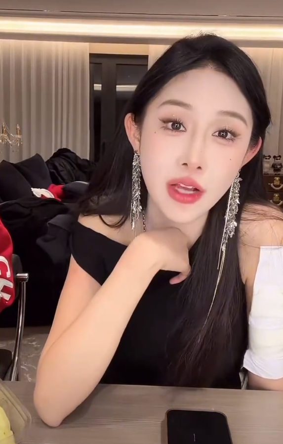 网红李嘉欣:不建议打工做主播!网红白小白否认一年能挣几个亿?(图1) 网红李嘉欣:不建议打工做主播!网红白小白否认一年能挣几个亿?(图1)