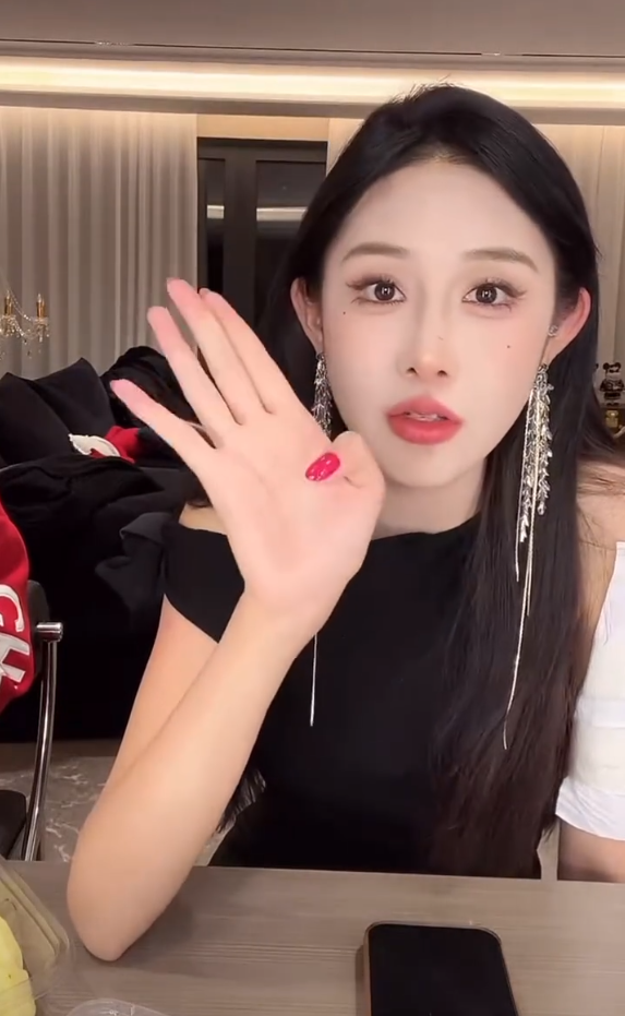 网红李嘉欣:不建议打工做主播!网红白小白否认一年能挣几个亿?(图2) 网红李嘉欣:不建议打工做主播!网红白小白否认一年能挣几个亿?(图2)