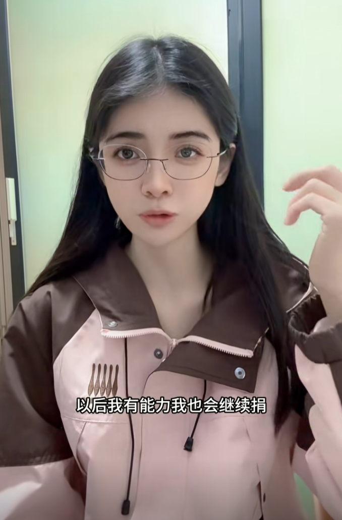 有能力就反哺社会，“狗头萝莉”积极做慈善，摊位再遭紧急叫停？(图5)