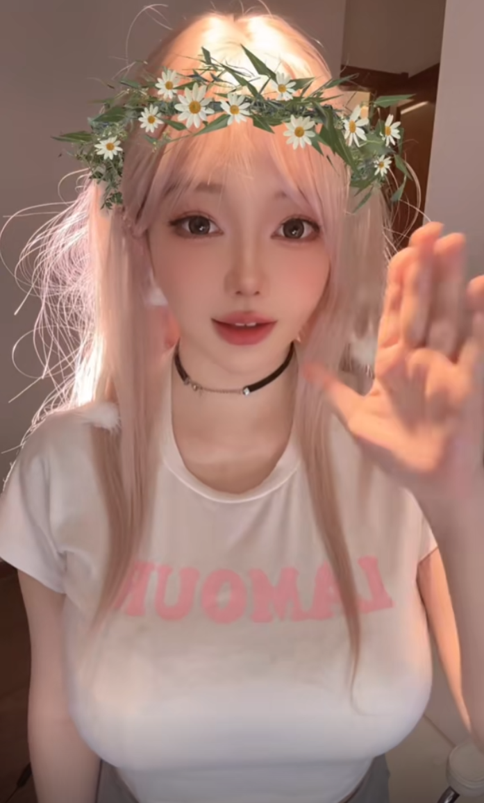 美颜掉了秒变大妈？刘飞儿直播再出事故，粉丝质疑体重有130斤吧(图8)