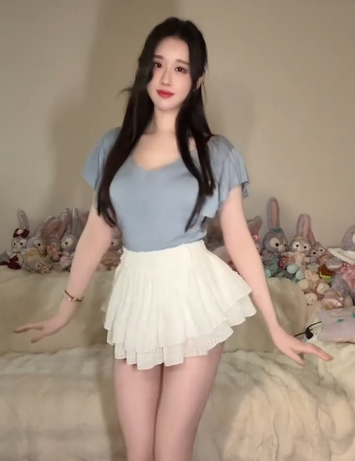 男人都“馋我身子”不结婚,轩子晒妈妈照片,自证颜值遗传非整容(图3) 男人都“馋我身子”不结婚,轩子晒妈妈照片,自证颜值遗传非整容(图3)