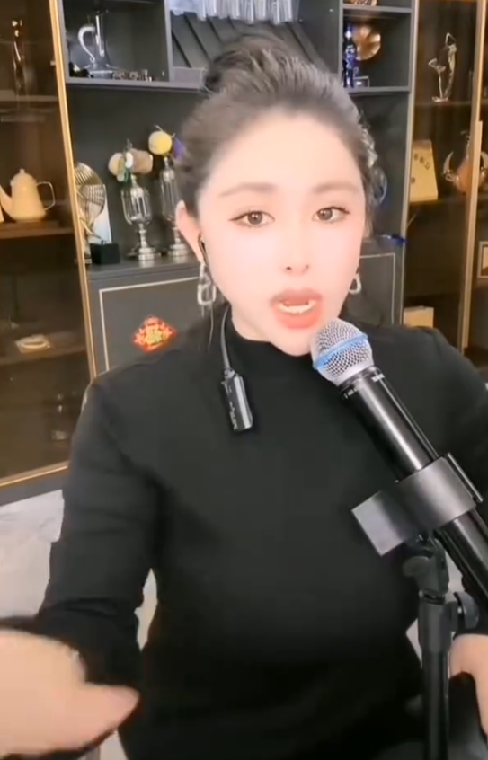 女徒扎心“漂流嫂”,张二嫂破防合同限制!雷少怒怼刘二狗,你小子就叫嚣行(图1) 女徒扎心“漂流嫂”,张二嫂破防合同限制!雷少怒怼刘二狗,你小子就叫嚣行(图1)