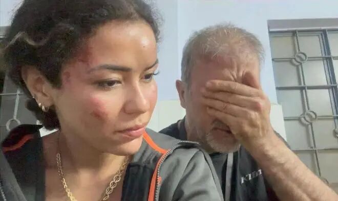 美女网红穿着火辣,与非洲原住民互动合影,网友:希望能安全回来(图8) 美女网红穿着火辣,与非洲原住民互动合影,网友:希望能安全回来(图8)
