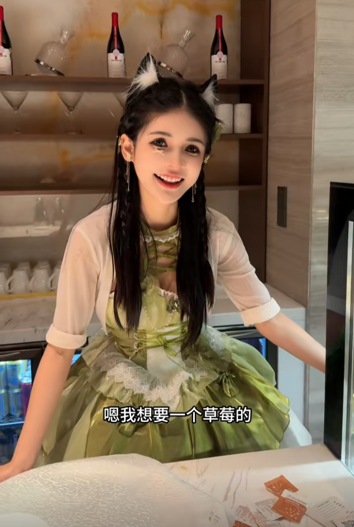 职业装尽显青花瓷身材,狗头萝莉受邀文旅项目,服务态度还很不错(图6) 职业装尽显青花瓷身材,狗头萝莉受邀文旅项目,服务态度还很不错(图6)
