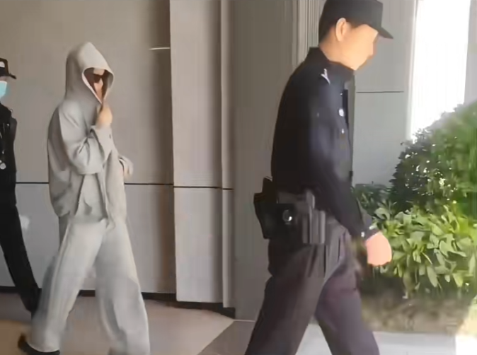 网红刀小刀被“带走”调查?被前男友起诉1700万,回应后舆论反转(图2) 网红刀小刀被“带走”调查?被前男友起诉1700万,回应后舆论反转(图2)
