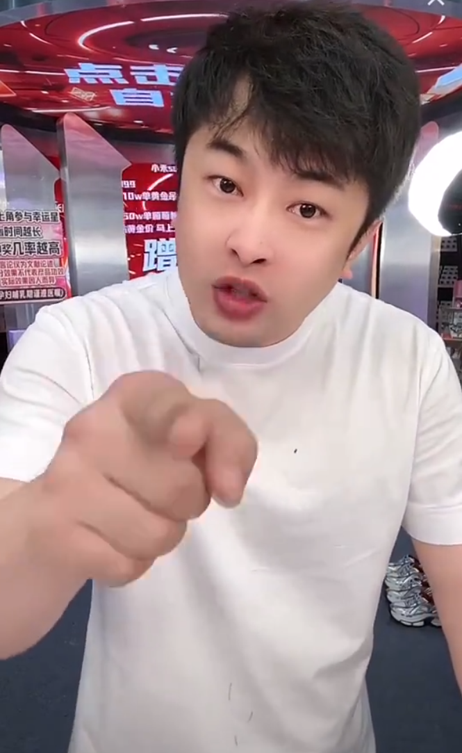 辛巴怒怼叶柯:滚出互联网!翻车主播不能回归,“二驴”再遭点名(图1) 辛巴怒怼叶柯:滚出互联网!翻车主播不能回归,“二驴”再遭点名(图1)