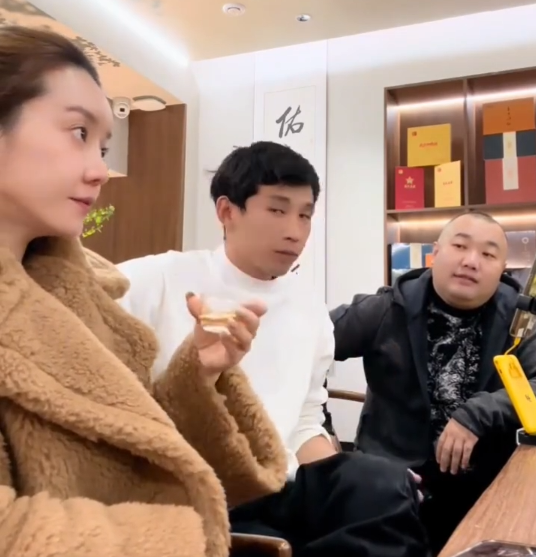 仙洋全网交好，巴扎黑王某人有利可图？崔阿扎爆料仙洋醉酒躺马路(图5)
