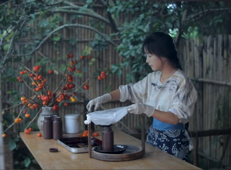 曾“鲸落万物生”,李子柒时隔三年回归,连更2条作品再登顶流(图7) 曾“鲸落万物生”,李子柒时隔三年回归,连更2条作品再登顶流(图7)