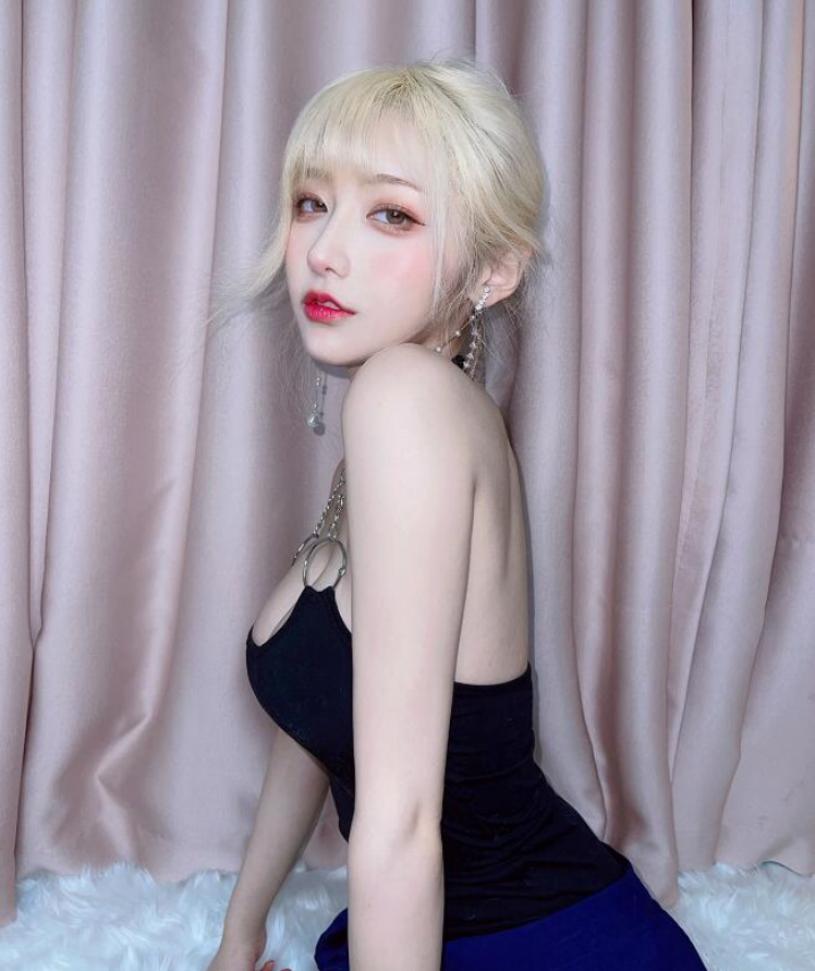 身材好就露出来?美女Coser被公司逼着擦边?发布17分钟视频道歉(图6) 身材好就露出来?美女Coser被公司逼着擦边?发布17分钟视频道歉(图6)