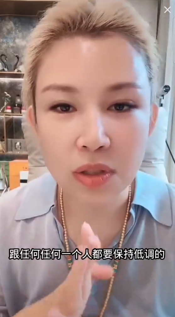 初瑞雪和辛巴大女儿辛梓宁合体直播!驴姐犀利忠告:别炫富、别借钱(图4) 初瑞雪和辛巴大女儿辛梓宁合体直播!驴姐犀利忠告:别炫富、别借钱(图4)