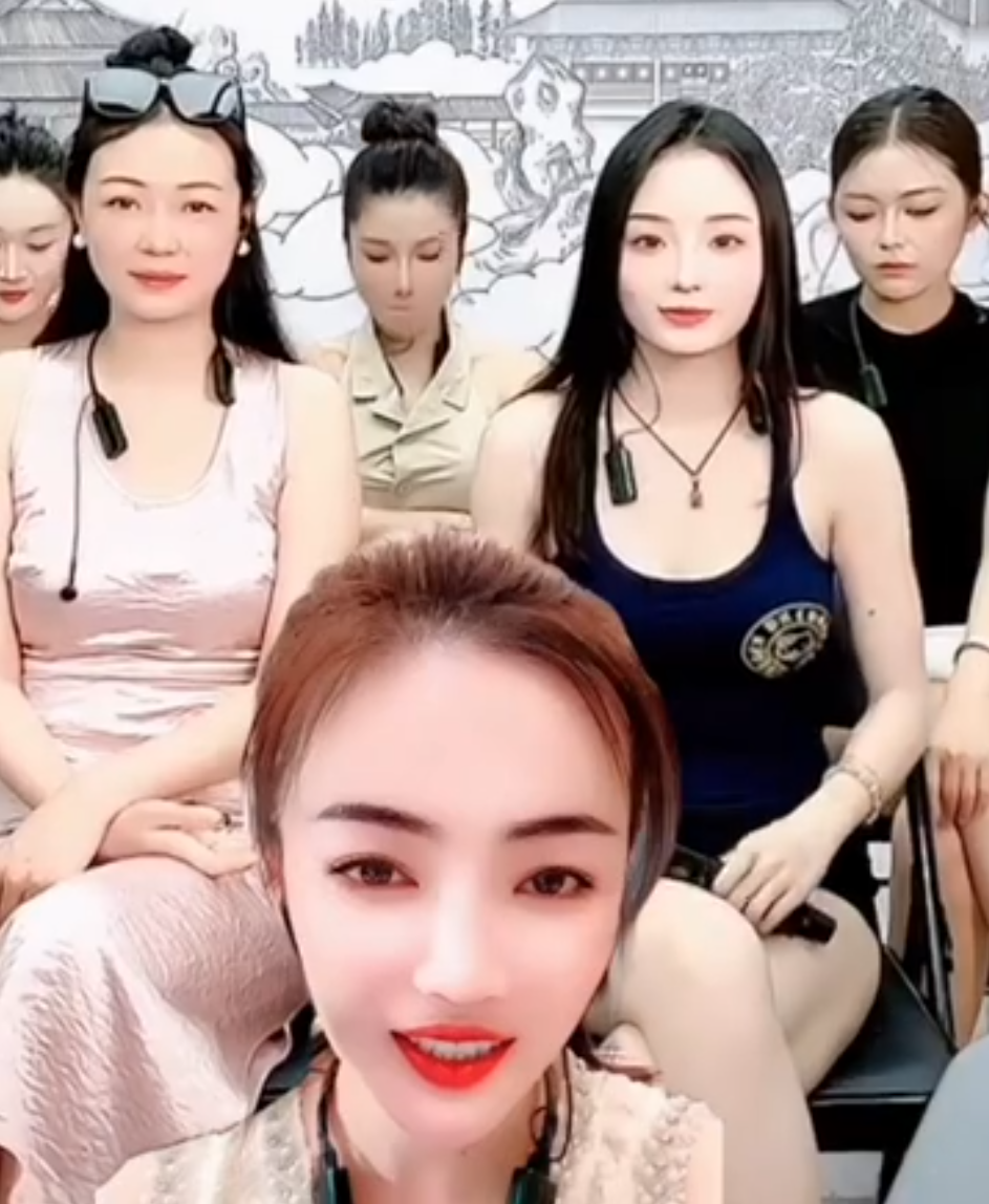 真没亲嘴，仙洋自曝假CP陆倩不是老板娘，祁天道直播痛哭飙歌，徒弟憋笑抢戏(图1)