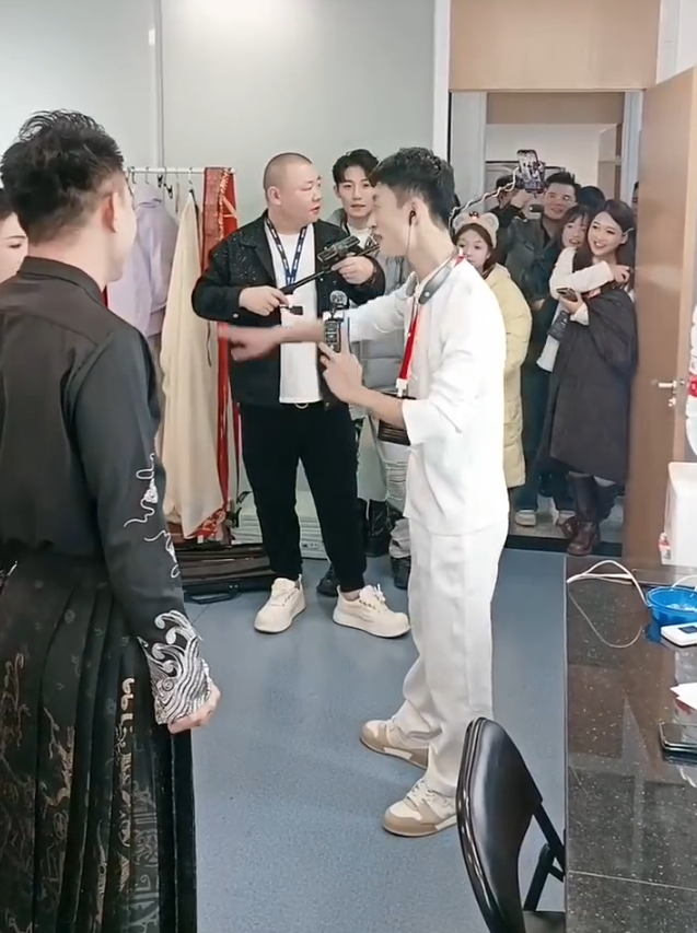 真没亲嘴，仙洋自曝假CP陆倩不是老板娘，祁天道直播痛哭飙歌，徒弟憋笑抢戏(图6)