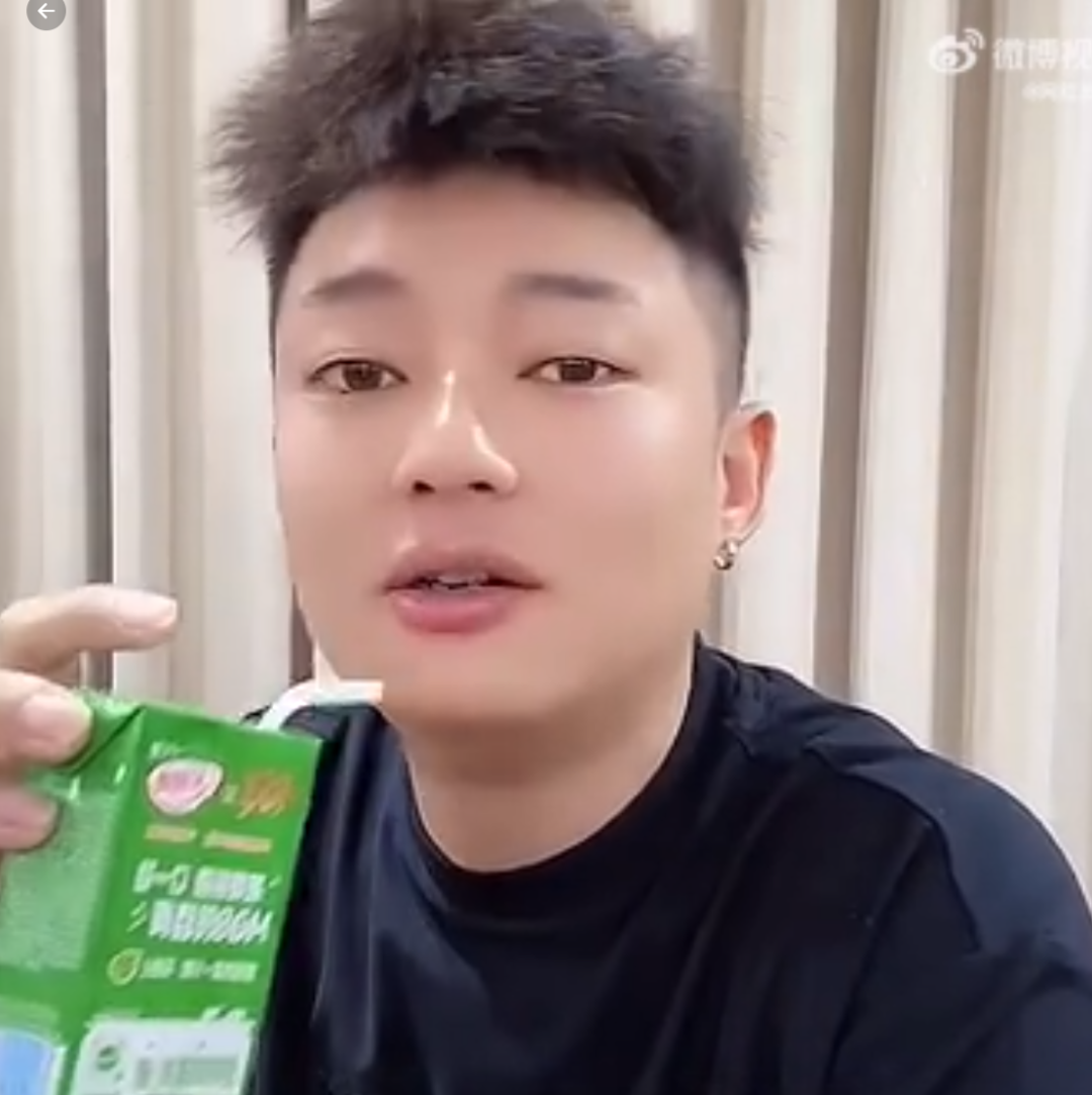 刘二狗十周年,伽柏哥登台发言!宇文泡婉拒刘二狗活动,与818关系敏感(图5) 刘二狗十周年,伽柏哥登台发言!宇文泡婉拒刘二狗活动,与818关系敏感(图5)
