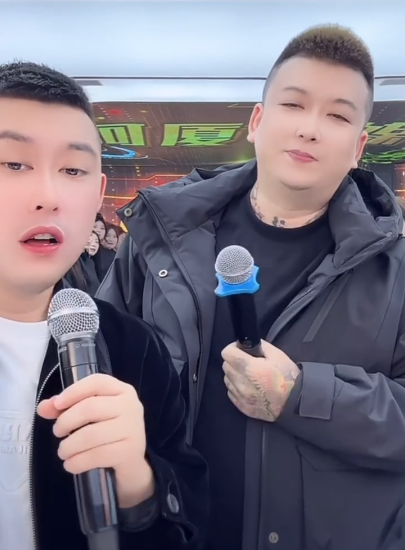 天津李四和阿厦七年恩怨一笑解,再骂人举报你,小根警告祁天道粉丝(图1) 天津李四和阿厦七年恩怨一笑解,再骂人举报你,小根警告祁天道粉丝(图1)