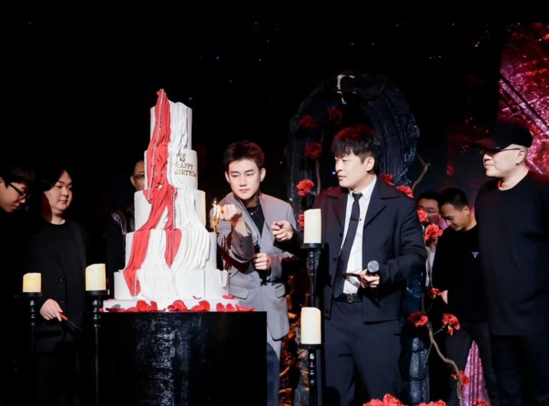 仙洋做客舞帝?巴扎黑评价仙洋直来直去!辛巴登台致词阿哲生日会(图7) 仙洋做客舞帝?巴扎黑评价仙洋直来直去!辛巴登台致词阿哲生日会(图7)