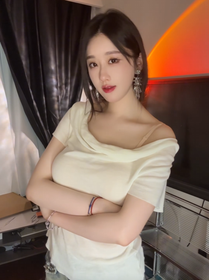 已和解轩子重回虎牙!“深夜女友”回家的诱惑,她能否再创辉煌?(图4) 已和解轩子重回虎牙!“深夜女友”回家的诱惑,她能否再创辉煌?(图4)