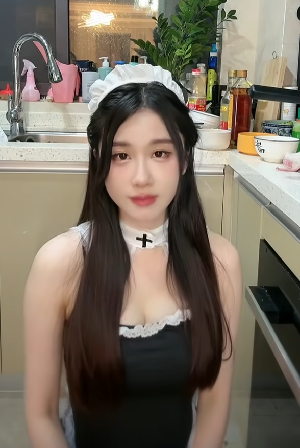 谁家做饭穿这样?轩子厨娘造型人气暴涨,“女友视角”遭大量举报(图2) 谁家做饭穿这样?轩子厨娘造型人气暴涨,“女友视角”遭大量举报(图2)