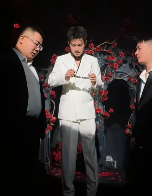 阿哲生日大咖云集,红杏曝阿哲抽成80%被拿走?幕后老板反转?(图5) 阿哲生日大咖云集,红杏曝阿哲抽成80%被拿走?幕后老板反转?(图5)