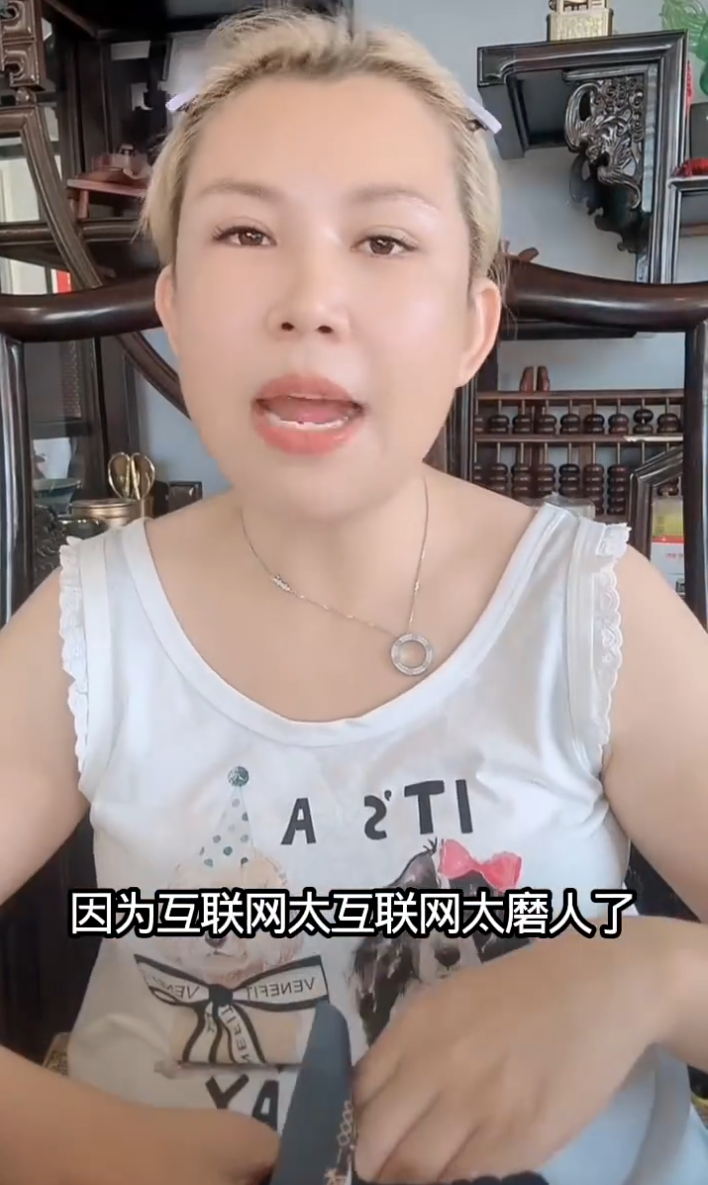 猫妹妹退网是“保命选择”?驴姐犀利点评,巴扎黑自称互联网只佩服三人(图1) 猫妹妹退网是“保命选择”?驴姐犀利点评,巴扎黑自称互联网只佩服三人(图1)