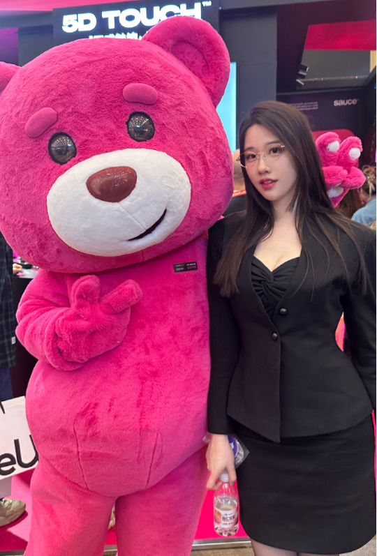 轩子巨2兔受邀去上海成人展,真人比照片还要美,属于见光不死的(图3) 轩子巨2兔受邀去上海成人展,真人比照片还要美,属于见光不死的(图3)