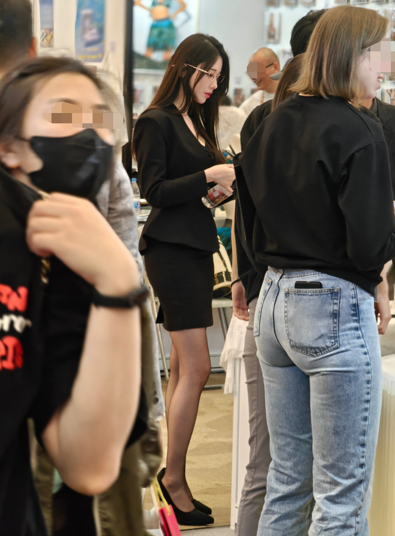 轩子巨2兔受邀去上海成人展,真人比照片还要美,属于见光不死的(图6) 轩子巨2兔受邀去上海成人展,真人比照片还要美,属于见光不死的(图6)