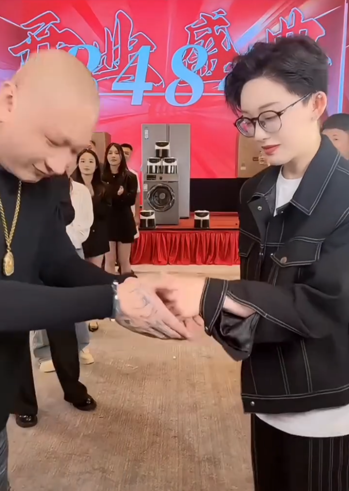 真是“不是冤家不聚头”!方丈娜美握手言和,刘二狗力争做第二个辛巴?(图1) 真是“不是冤家不聚头”!方丈娜美握手言和,刘二狗力争做第二个辛巴?(图1)