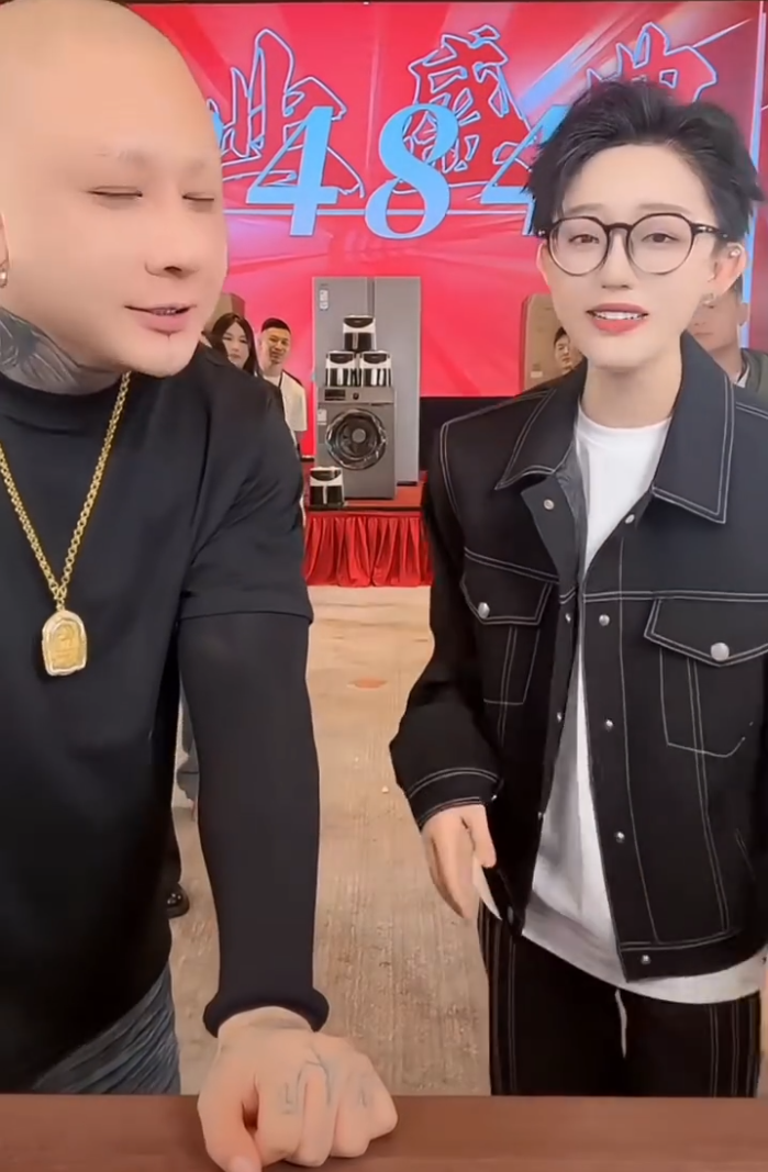 真是“不是冤家不聚头”!方丈娜美握手言和,刘二狗力争做第二个辛巴?(图2) 真是“不是冤家不聚头”!方丈娜美握手言和,刘二狗力争做第二个辛巴?(图2)