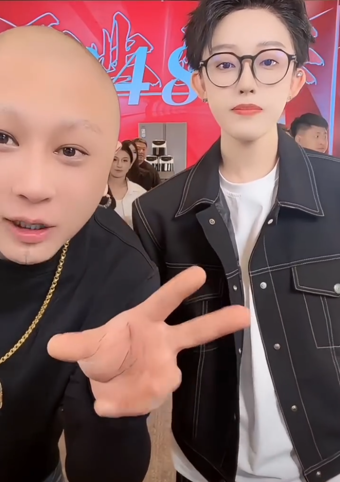 真是“不是冤家不聚头”!方丈娜美握手言和,刘二狗力争做第二个辛巴?(图3) 真是“不是冤家不聚头”!方丈娜美握手言和,刘二狗力争做第二个辛巴?(图3)