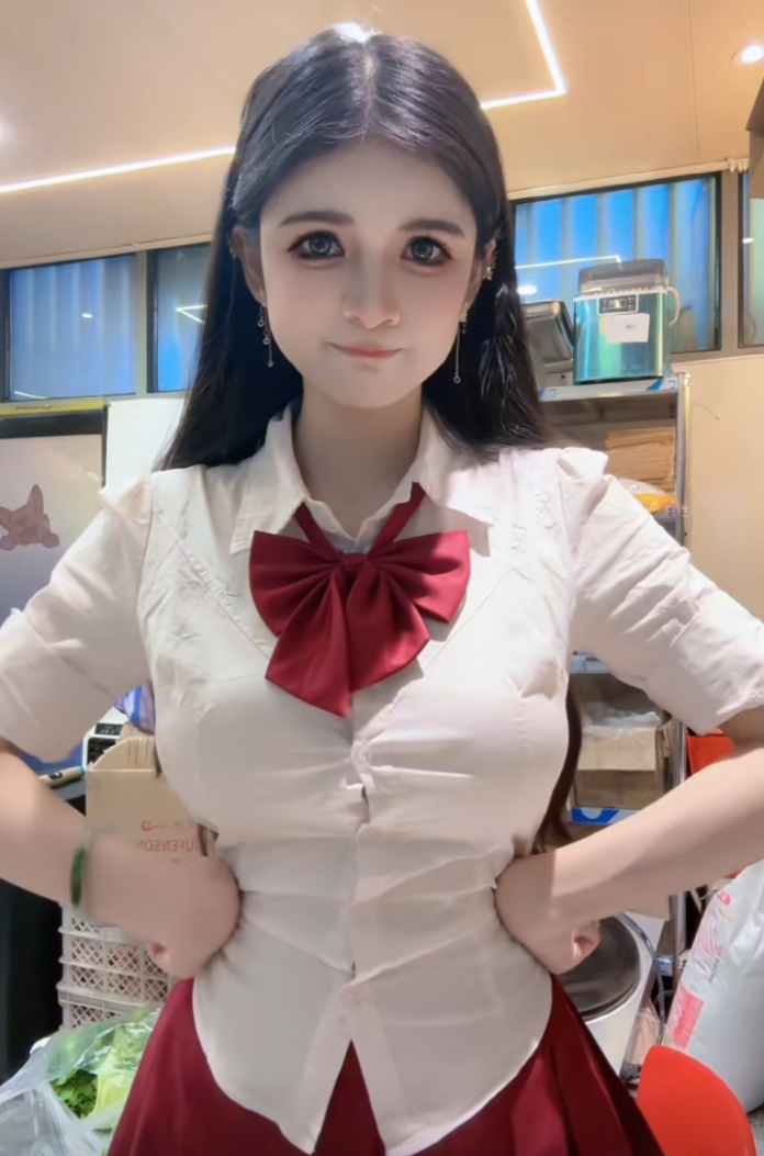 狗头萝莉痛哭回应招工,工资低是能力不足,不理解为何被骂上热搜(图1) 狗头萝莉痛哭回应招工,工资低是能力不足,不理解为何被骂上热搜(图1)