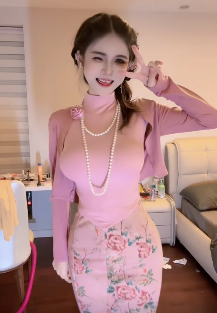 狗头萝莉痛哭回应招工,工资低是能力不足,不理解为何被骂上热搜(图4) 狗头萝莉痛哭回应招工,工资低是能力不足,不理解为何被骂上热搜(图4)