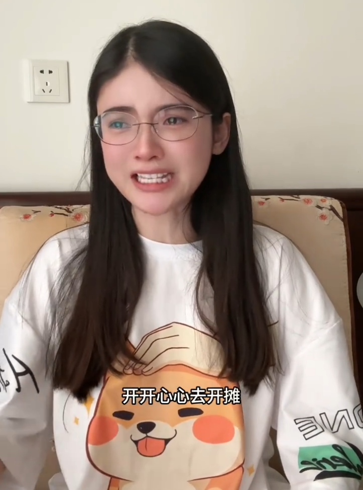 狗头萝莉痛哭回应招工,工资低是能力不足,不理解为何被骂上热搜(图6) 狗头萝莉痛哭回应招工,工资低是能力不足,不理解为何被骂上热搜(图6)