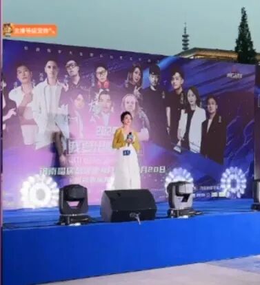芮甜甜晒母女照,妈妈也是大美女!小小呵参加唱歌比赛获高分(图2) 芮甜甜晒母女照,妈妈也是大美女!小小呵参加唱歌比赛获高分(图2)