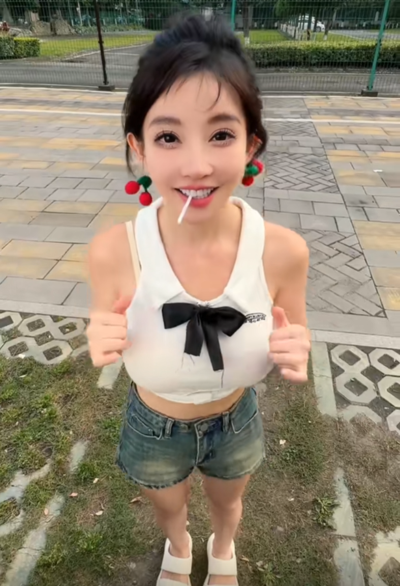 冯提莫换装牛仔裤，跳摩托舞被拍路人视角，与直播间是两个版本(图1)