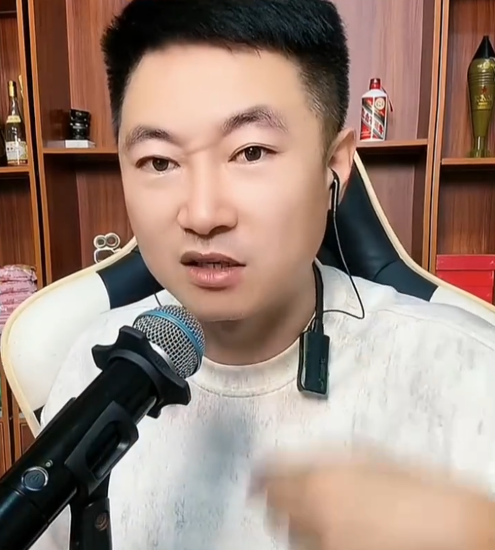 九天回忆和老利关系破裂的起因!遭礼物绑架,阿哲深夜拍桌破防(图2) 九天回忆和老利关系破裂的起因!遭礼物绑架,阿哲深夜拍桌破防(图2)